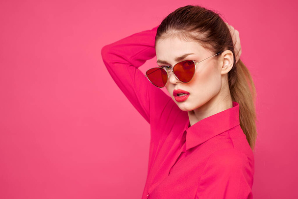 Nő rózsaszín ing és barna szemüveg vágott kilátás divat modell érzelmek gesztikuláló kéz portré - Fotó, kép