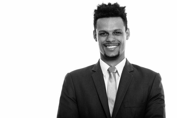 Estudio disparo de joven feliz empresario africano sonriendo - Foto, Imagen