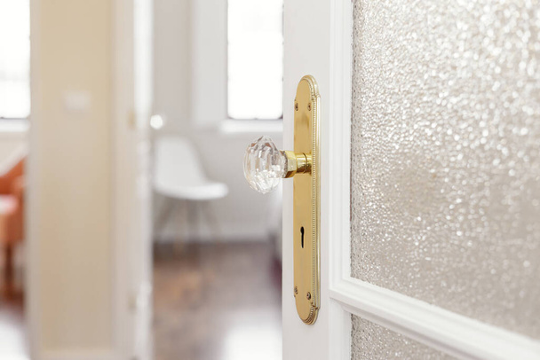 Fehér ajtó üvegajtóval kilincs - Fotó, kép