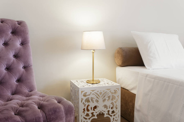Luxe Nightstand met Lamp - Foto, afbeelding
