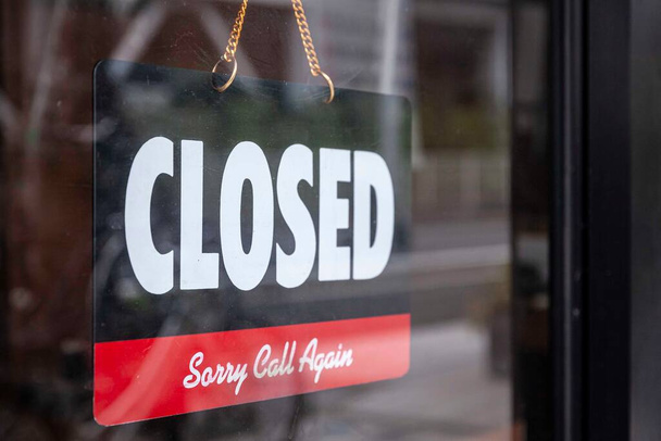 Закритий знак, що висить на скляних дверях перед рестораном
 - Фото, зображення