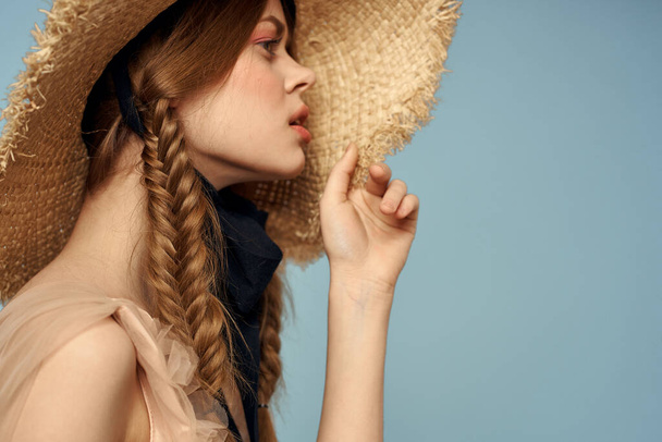 Pessoas românticas com chapéu pigtails na cabeça cinza fundo modelo vestido - Foto, Imagem