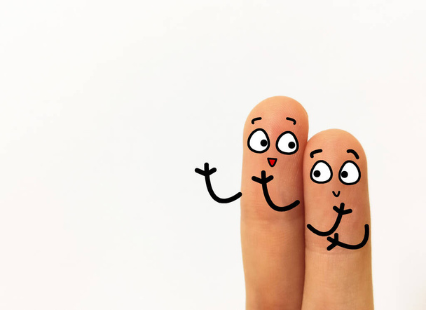 Zwei Finger sind als zwei Personen dekoriert. Sie sind glücklich. Sie reden miteinander. - Foto, Bild