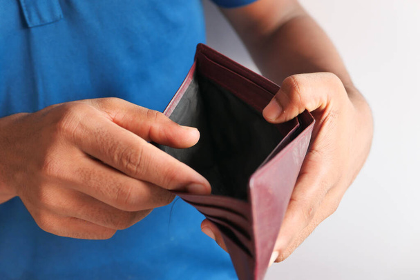 Рука людини відкриває порожній гаманець з пробілом для копіювання
. - Фото, зображення