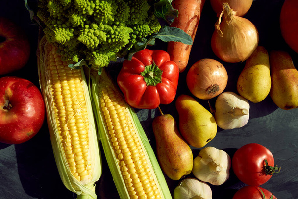 Fruits et légumes frais biologiques. Une alimentation saine - Photo, image