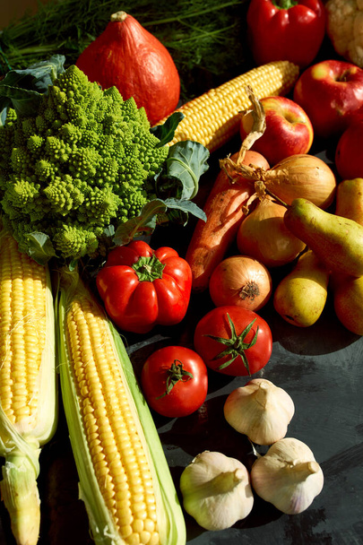 Frutas y verduras orgánicas frescas. Nutrición saludable - Foto, imagen