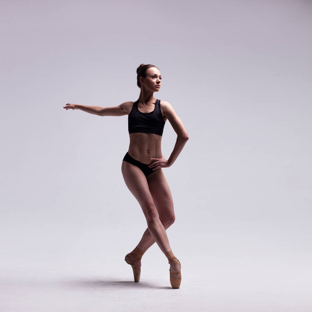 Beautiful Ballet Dancer Posing On Pointes. - Foto, afbeelding