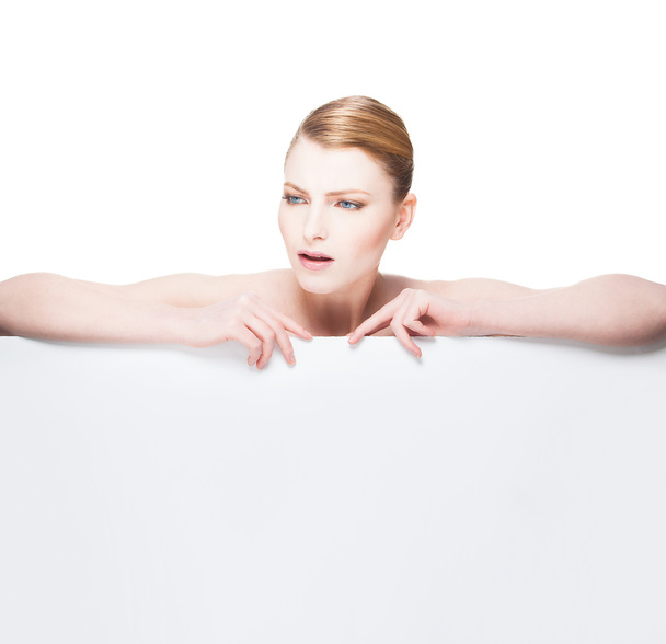 Belle femme expresive et naturelle allongée sur un panneau blanc
 - Photo, image