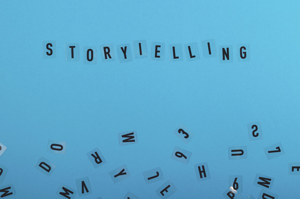 Geschichten erzählen, um sie zu verkaufen. Storytelling-Konzept Layout auf blau - Foto, Bild
