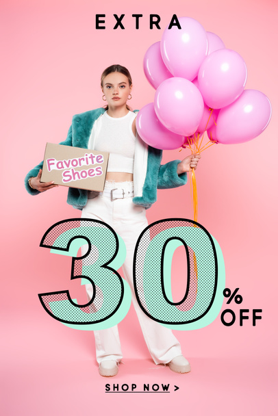 junge Frau hält Karton mit Lieblingsschuhen und Luftballons in der Hand, während sie fast 30 Prozent weniger Schriftzug auf rosa  - Foto, Bild