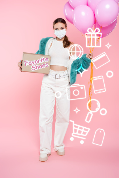 junge Frau in medizinischer Maske hält Schachtel mit Lieblingsschuhen Schriftzug und Luftballons nahe Abbildung auf rosa  - Foto, Bild