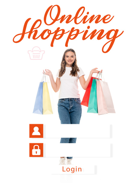 радостная молодая женщина держит красочные сумки для покупок и смотрит в камеру рядом с онлайн шоппингом буквы и иллюстрации на белом - Фото, изображение