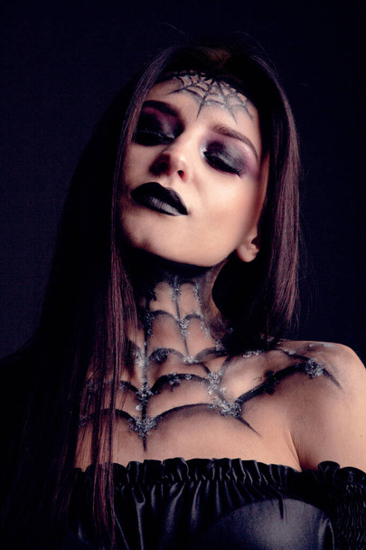 Halloween Make-up Spinnennetz Nahaufnahme Aufnahme in dunklem Hintergrund - Foto, Bild