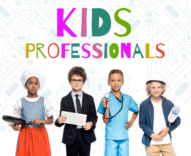 multikulturelle Kinder in Kostümen verschiedener Berufe in der Nähe von Kids Professionals Schriftzug auf weiß  - Foto, Bild