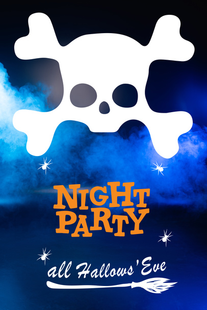 noční party písmo na modrém tmavém pozadí s kouřem - Fotografie, Obrázek