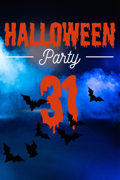Letras de fiesta de Halloween sobre fondo azul con humo - Foto, Imagen
