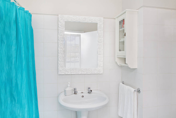 Moderní koupelna s bílými dlaždicemi - Fotografie, Obrázek