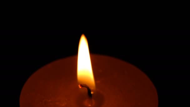 Πυκνό αναμνηστικό κερί έγκαυμα και περιστροφή σε μαύρο φόντο σε 4k ανάλυση βίντεο κλιπ close-up - Πλάνα, βίντεο