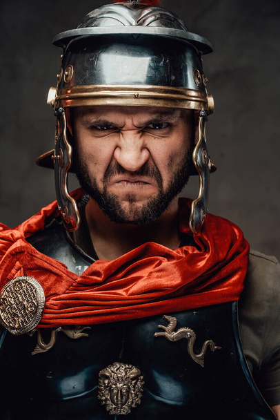 Wilder und wütender römischer Krieger mit Rüstung - Foto, Bild