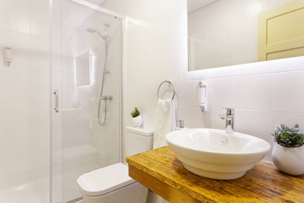 Μοντέρνο μπάνιο με λευκά πλακάκια - Φωτογραφία, εικόνα