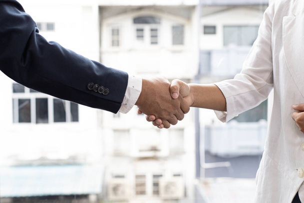 Pozdrav a setkání, obchodní partneři jako partneři potřásající si rukou, aby si navzájem poblahopřáli ke spolupráci, budování přátelství v oblasti investic do nemovitostí, koncept handshake. - Fotografie, Obrázek