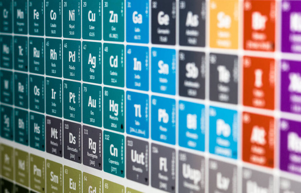 Close-up foto van een kleurrijk periodiek systeem op een computerscherm met selectieve focus - Foto, afbeelding