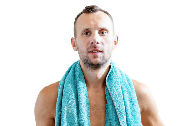 portrait rapproché d'un jeune homme avec un torse nu et une serviette sur ses épaules, isoler sur blanc - Photo, image