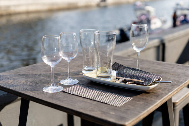 пустые стаканы на столе в уличном ресторане - Фото, изображение