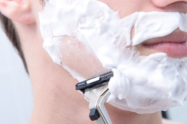 Man shaves - Foto, Imagem