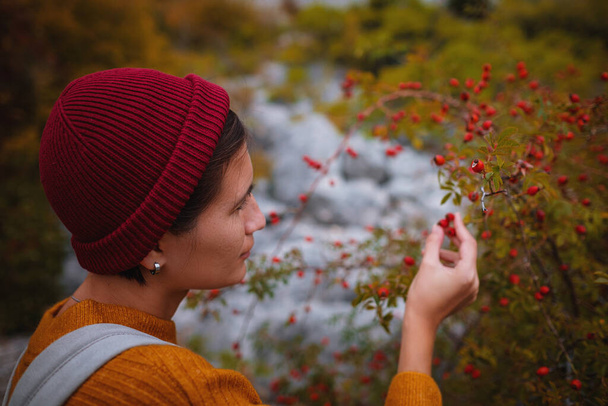 Outdoor fashion photo of young beautiful asian lady surrounded autumn forest in mountains. Portrait of romantic hipster female, Warm autumn weather, calm scene. Wanderlust photo series. - 写真・画像