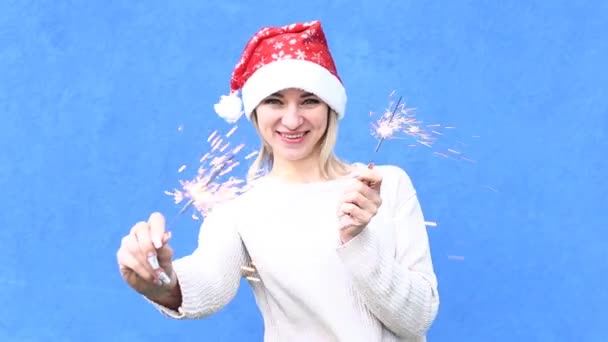Happy blonde with sparklers in the new year - Filmagem, Vídeo