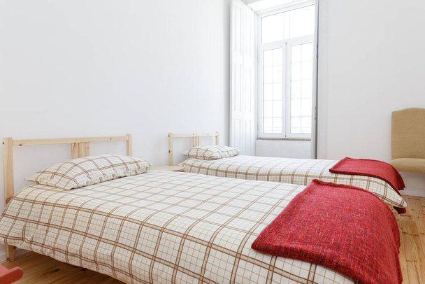Lit brillante y fresca suite de dormitorio doble - Foto, imagen