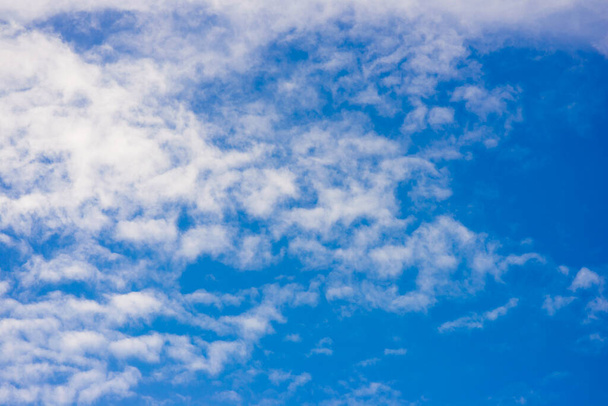 Niebieskie niebo tło z mały chmura natura scena - Zdjęcie, obraz