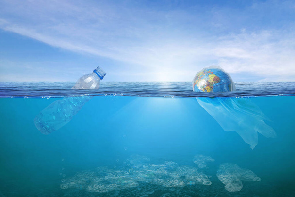 創造的な背景は、世界のプラスチックの海に浮かんで、水のボトルに包まれた。環境汚染、分解できないプラスチックの概念は、世界の海の破片を増加させました. - 写真・画像