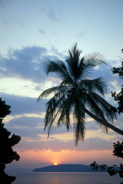 Сансет на пляжі Hat Phra Nang на залізниці біля Ао Нанг за межами міста Крабі на Андаманському морі на півдні Таїланду. Таїланд, Крабі, квітень 2001 року. - Фото, зображення
