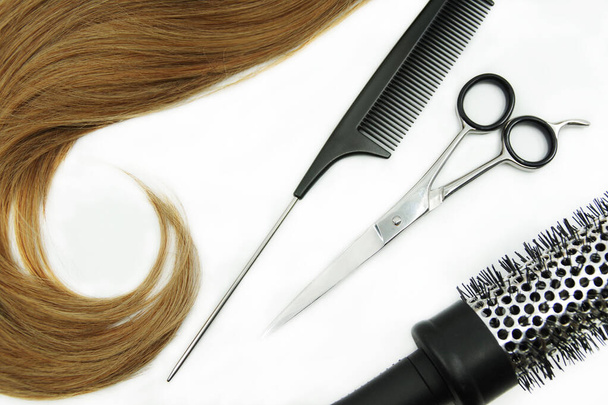 Кудряшка волос и набор парикмахеров изолированы на белом фоне - ножницы и расческа. Концепция красоты. - Фото, изображение