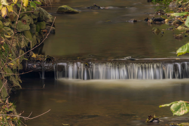 Krasetinsky Bach in der Nähe Zusammenfluss mit Kremzsky Bach mit kleinem Wasserfall im Herbst Morgen - Foto, Bild