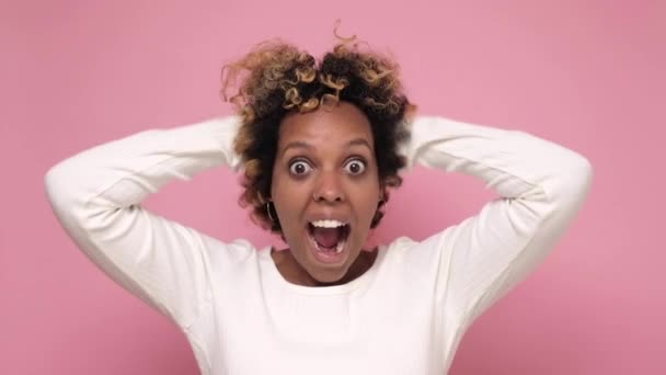 Ενθουσιασμένη και έκπληκτη Αφρικανή γυναίκα με σγουρά μαλλιά να λέει ουάου έχοντας εκφράσει έκπληξη - Πλάνα, βίντεο