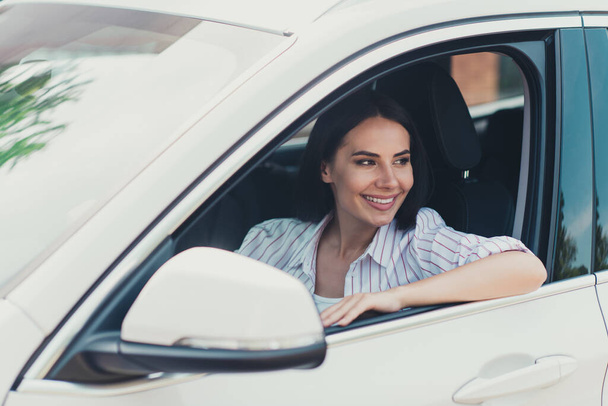 Close-up portret van haar ze mooie mooie mooie mooie brunette vrolijke vrolijke zakenvrouw genieten van leren rijden wit nieuw voertuig snelweg recreatie - Foto, afbeelding