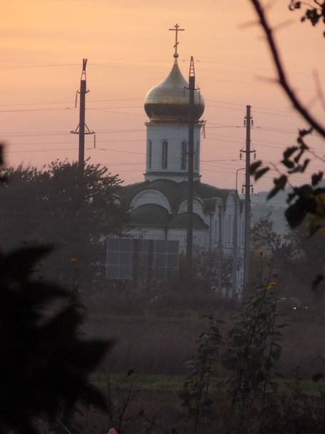 Church on the outskirts                     - Foto, imagen
