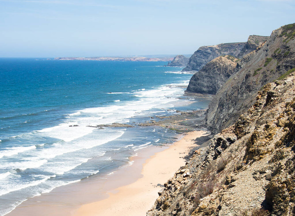 Αεροφωτογραφία της παραλίας, της θάλασσας και του βράχου. Ηλιόλουστη μέρα στην παραλία Cordoama, Algarve, Πορτογαλία. - Φωτογραφία, εικόνα