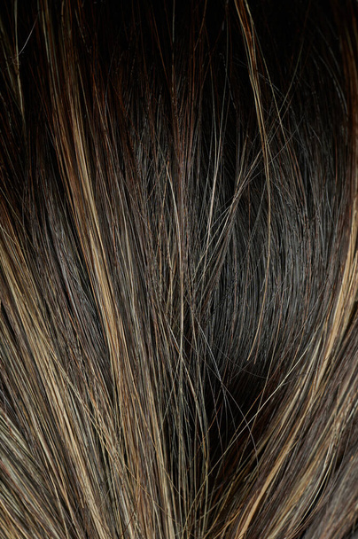 Ciemne włosy z białym tłem mix zbliżenie widok - Zdjęcie, obraz