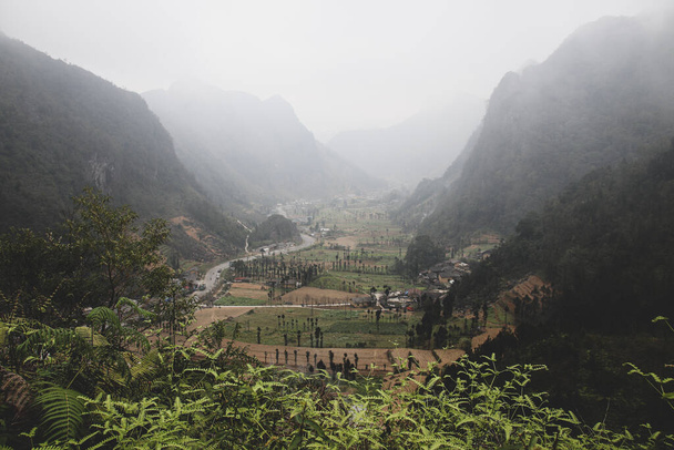 Paesaggio cinematografico scenario di montagne a Dong Van Karst Plateau Geopark a Sa phin, Vietnam - Foto, immagini