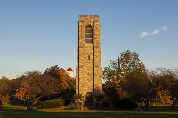 scénique image d'automne de la tour Joseph D. Baker et Carillon au coucher du soleil situé dans Baker Park, Frederick. Des arbres aux couleurs automnales et trois autres tours historiques sont vus en arrière-plan - Photo, image