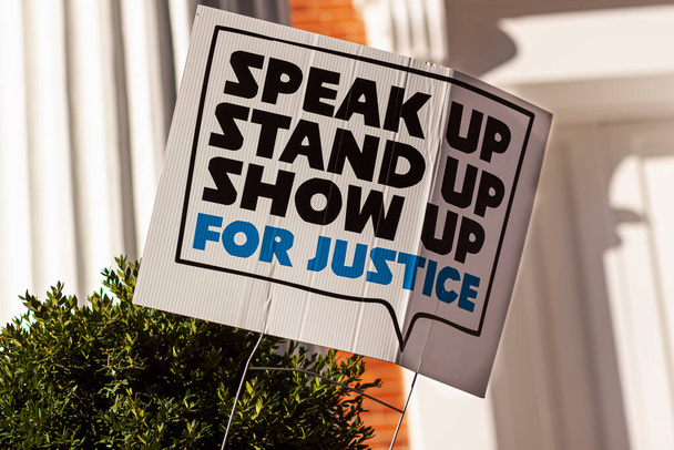 Ein anonymes Werftschild mit der Aufschrift "Steht auf, meldet euch, zeigt euch für Gerechtigkeit" bezieht sich auf die jüngsten Ereignisse im Zusammenhang mit Rassismus, Diskriminierung und bürgerlichen Freiheiten, die zu sozialen Unruhen in den USA führen.. - Foto, Bild