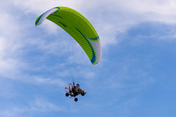 Paraglider vliegen vrij in de lucht - Foto, afbeelding