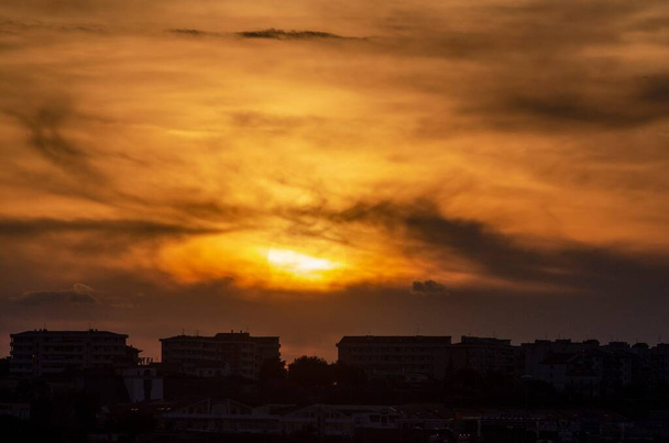 Miejska panorama ze słońcem o zachodzie słońca - Zdjęcie, obraz