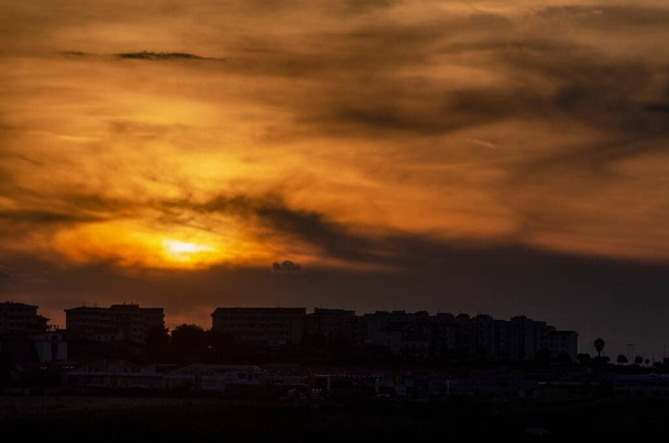 Panorama urbain avec soleil couchant - Photo, image
