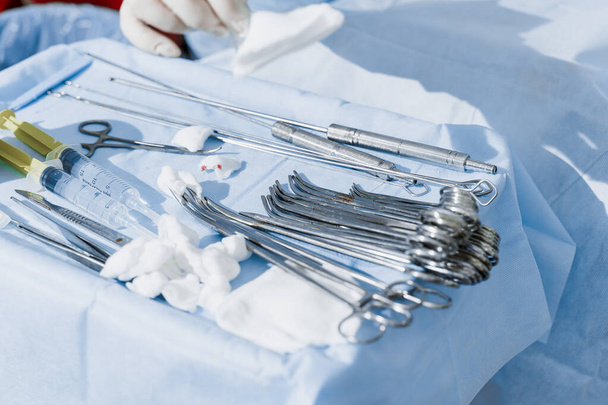 Equipos inoxidables quirúrgicos en la mesa de esterilización en el quirófano - Foto, imagen
