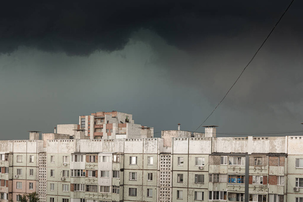 Мрачное бурное небо над крышей построенного в СССР жилого дома в Восточной Европе, непризнанной республики Приднестровье - Фото, изображение
